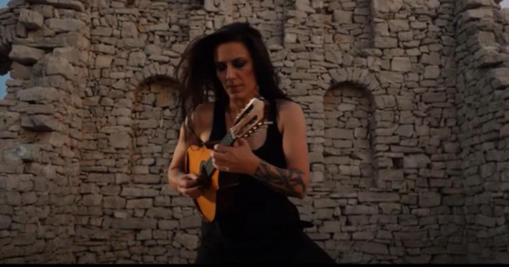Sanja Vrančić na mandolini   izvodi „The Trooper“ Iron Maidena 