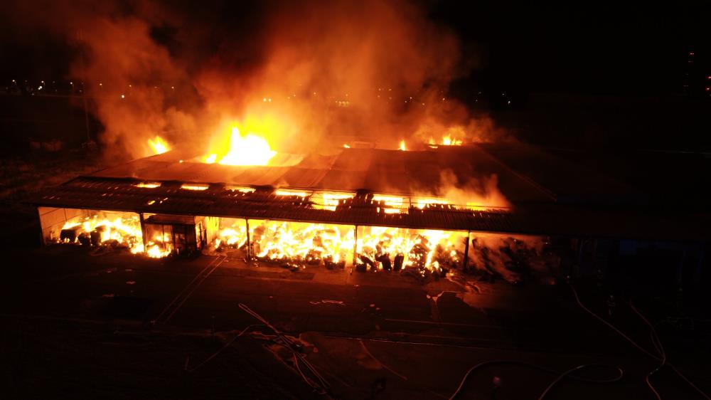 Veliki noćašnji požar na Žitnjaku gasili i sesvetski vatrogasci, gorjelo i na Šija Vrhu