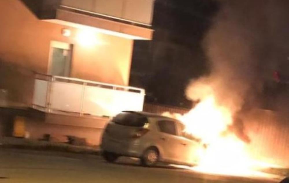 U Zagrebu noćas zapaljeno više osobnih i teretno vozilo